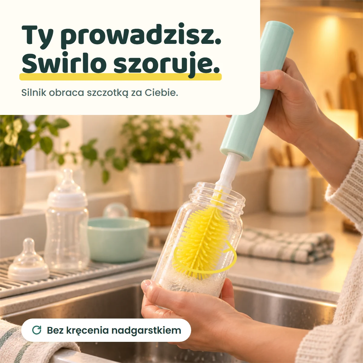 Mycie butelki szczotką Swirlo przy zlewie